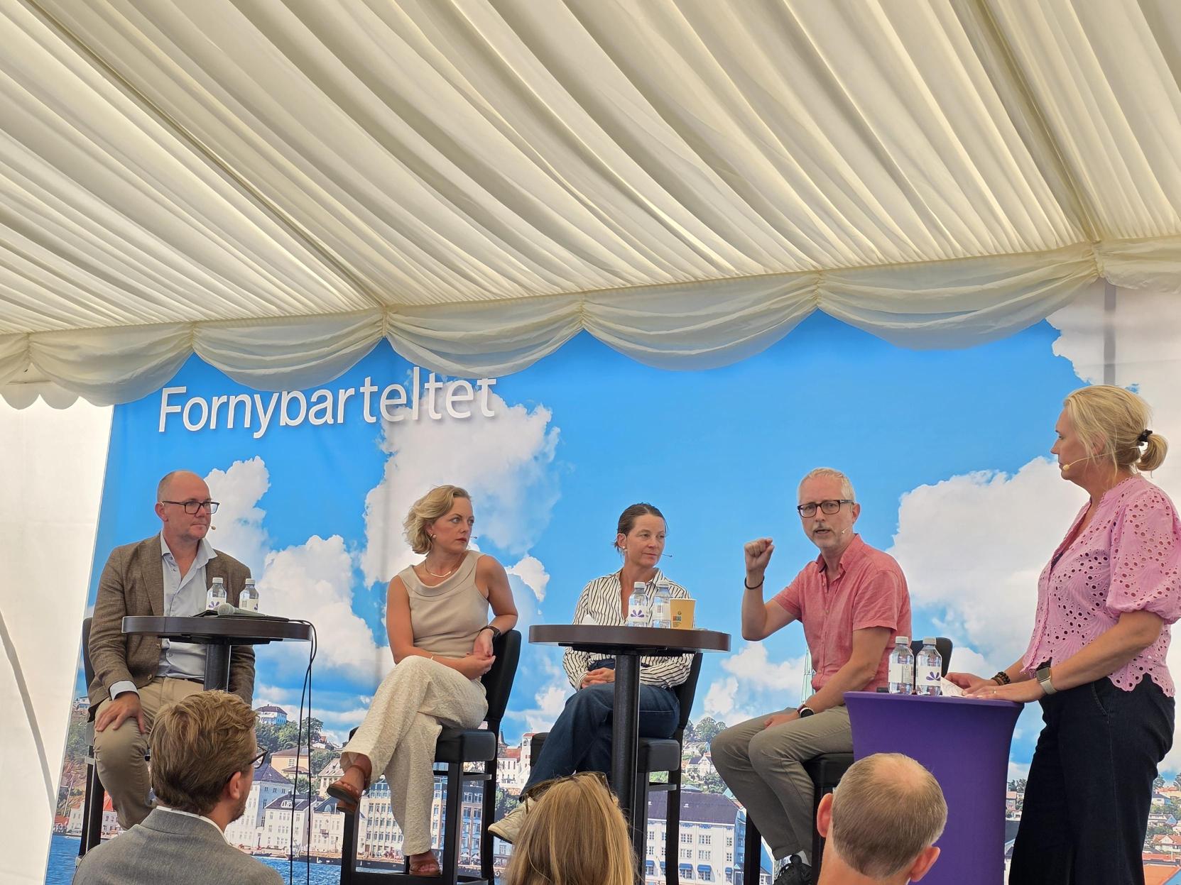 Erik Stensrud Marstein (IFE/FME SOLAR), Enja Sæthren (Scatec), Ylva Lindberg (Norfund), Bård Vegard Solhjell (Fornybar Norge) and Trine Kopstad Berentsen (Fornybar Norge)