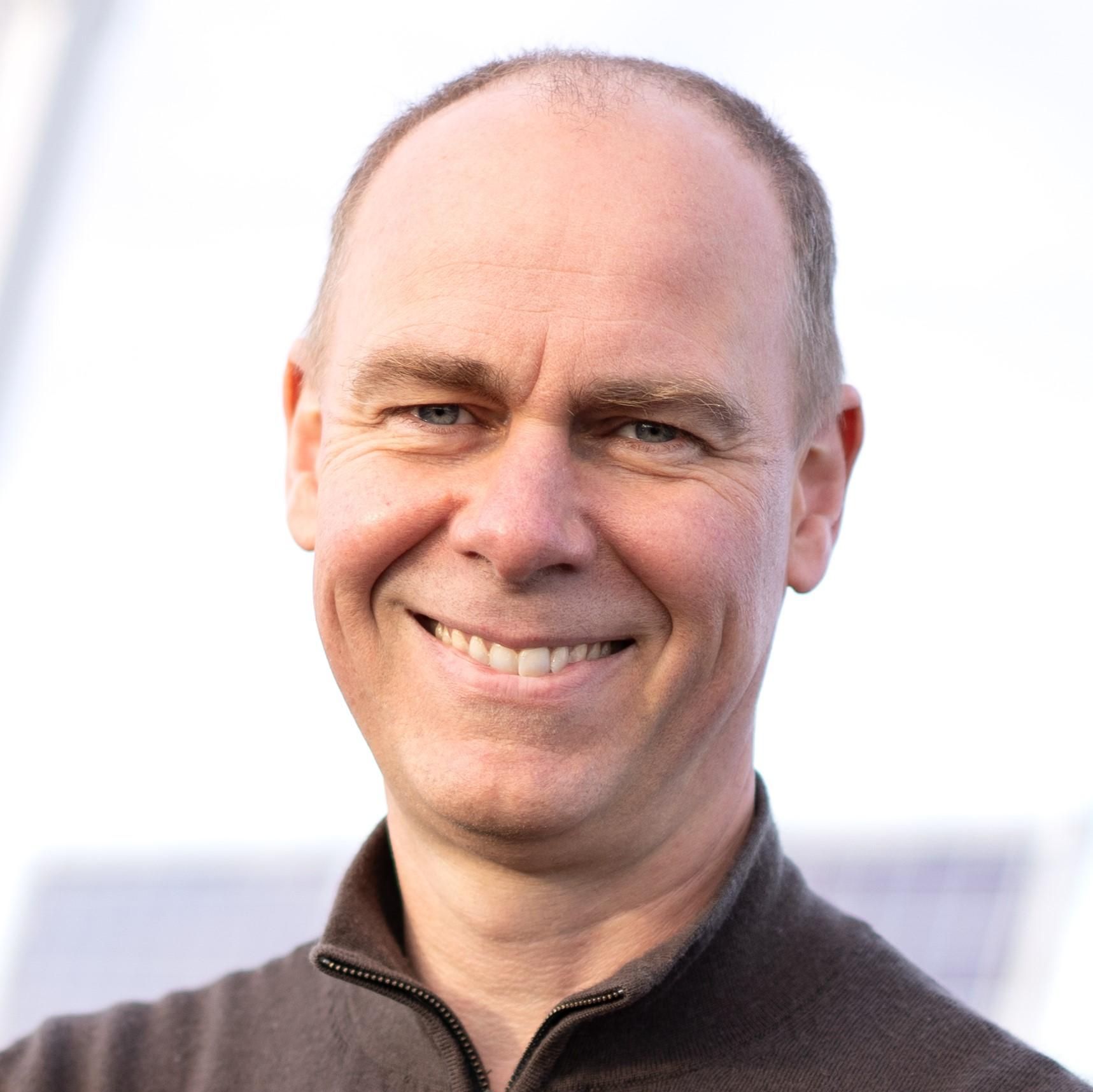 To personer ser på skjerm